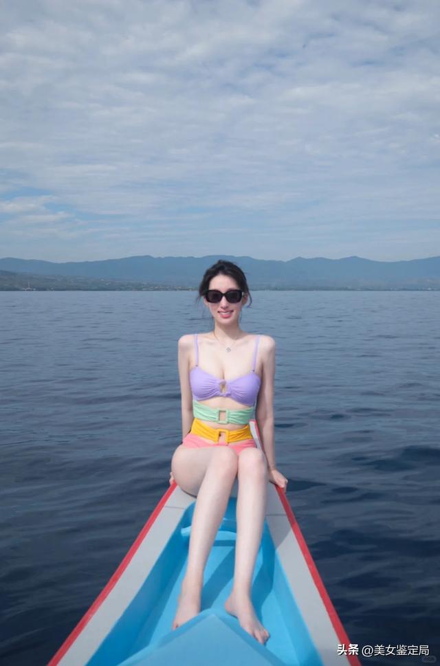 普吉岛海上美女写真:彩虹色女神,形象气质俱佳