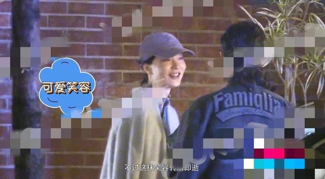 超模杜鹃深夜路边抽烟,吞云吐雾动作熟练,与男友人热聊好娇羞