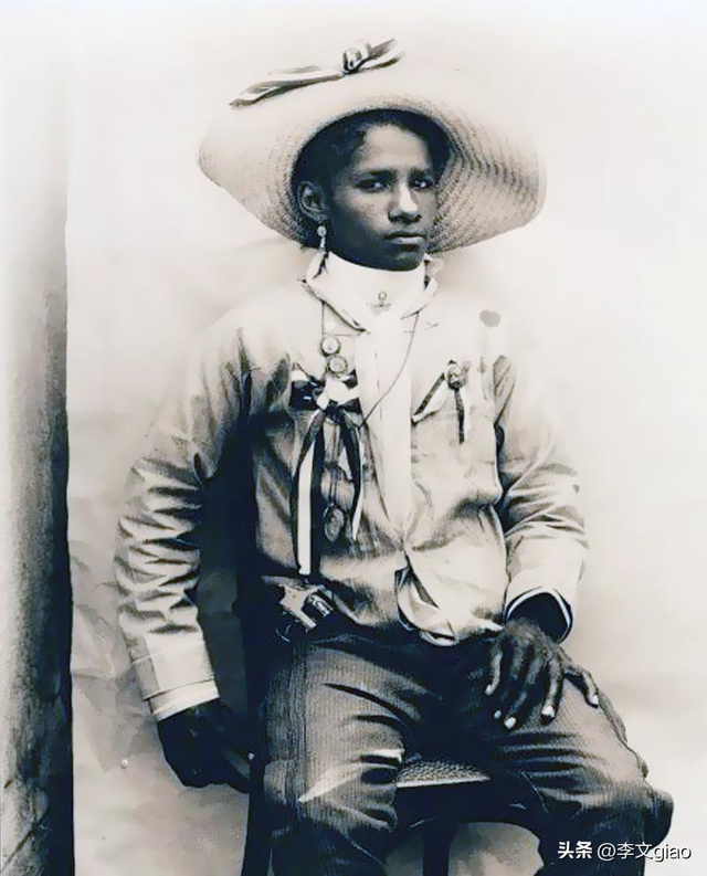 20张屈辱照片:德国女犯一丝不挂被枪决,被拍卖的大胸女人