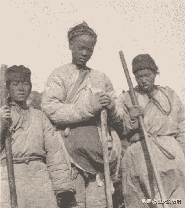 卑鄙龌龊老照片:青楼女子妖娆多姿,妇女露胸喂奶被孩子撕扯衣服