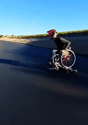 爆笑时刻!网吧推出小姐姐“陪玩游戏”服务,生意不火都不可能