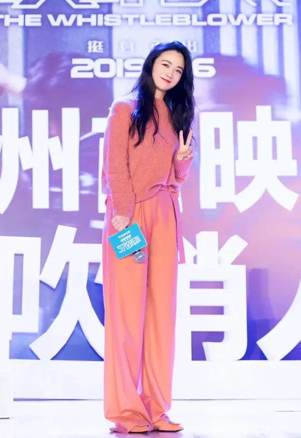 汤唯封面大片曝光,红唇湿发妩媚撩人,凹凸身材玩起“欲女风”