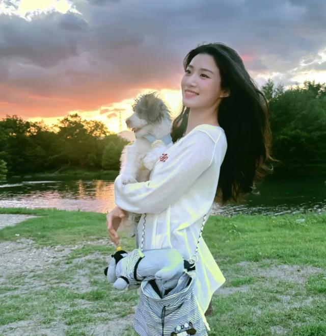 看吐了!耳屎、头屑、油头,就没见过这么邋遢的女明星!