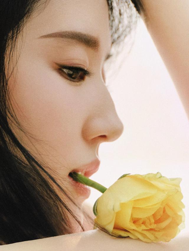 刘亦菲37岁生日睡裙写真,嘴叼黄玫瑰,背上还纹着玫瑰花