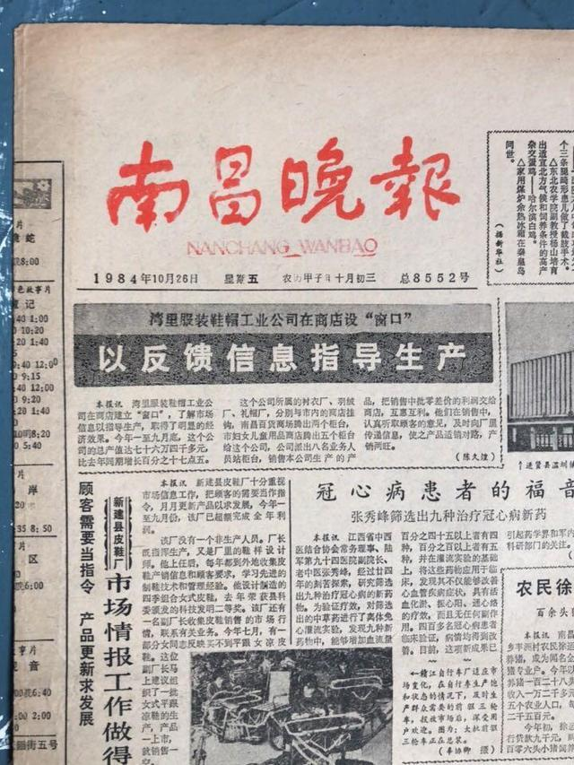 卑鄙龌龊老照片:青楼女子妖娆多姿,妇女露胸喂奶被孩子撕扯衣服