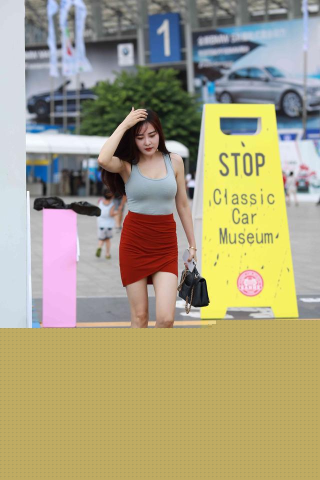 音乐图文 丰腴红色包臀裙美女 孙露-落红泪