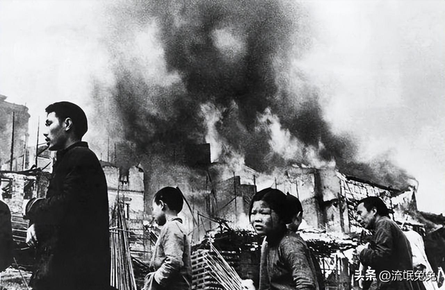 卑鄙龌龊老照片:青楼女子妖娆多姿,妇女露胸喂奶被孩子撕扯衣服