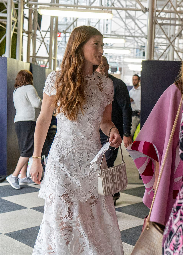 比尔盖茨前妻闪耀出街!一身粉裙尽显富婆范,25岁女儿蕾丝裙好美