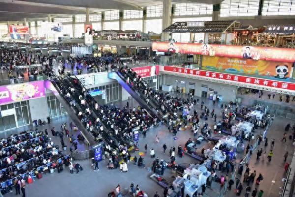连续三天,成都东站出发人次全国最多!今日出行要注意