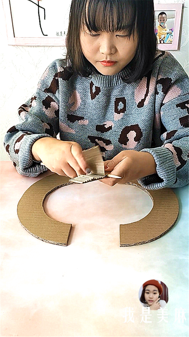 妈妈用废纸箱给儿子做了个汽车轨道,步骤超简单,看完先收藏了