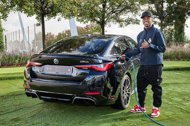 免费使用1年!皇马全队喜提宝马新车,女足22人也都有份