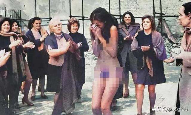 20张屈辱照片:德国女犯一丝不挂被枪决,被拍卖的大胸女人