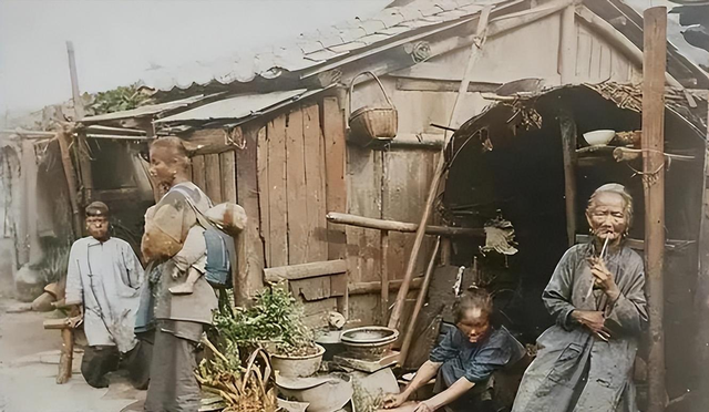 卑鄙龌龊老照片:青楼女子妖娆多姿,妇女露胸喂奶被孩子撕扯衣服