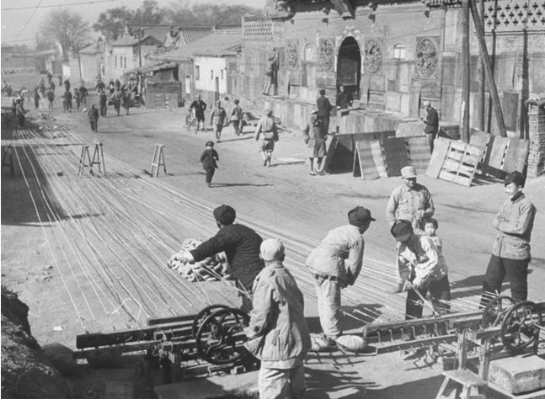 卑鄙龌龊老照片:青楼女子妖娆多姿,妇女露胸喂奶被孩子撕扯衣服