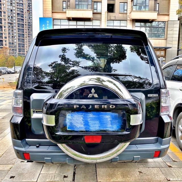 落地70万,老款帕杰罗用车分享,车主:四驱很不错,城市油耗14L