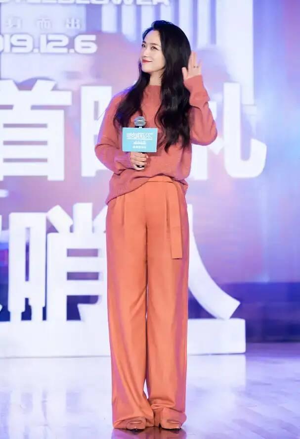 汤唯封面大片曝光,红唇湿发妩媚撩人,凹凸身材玩起“欲女风”