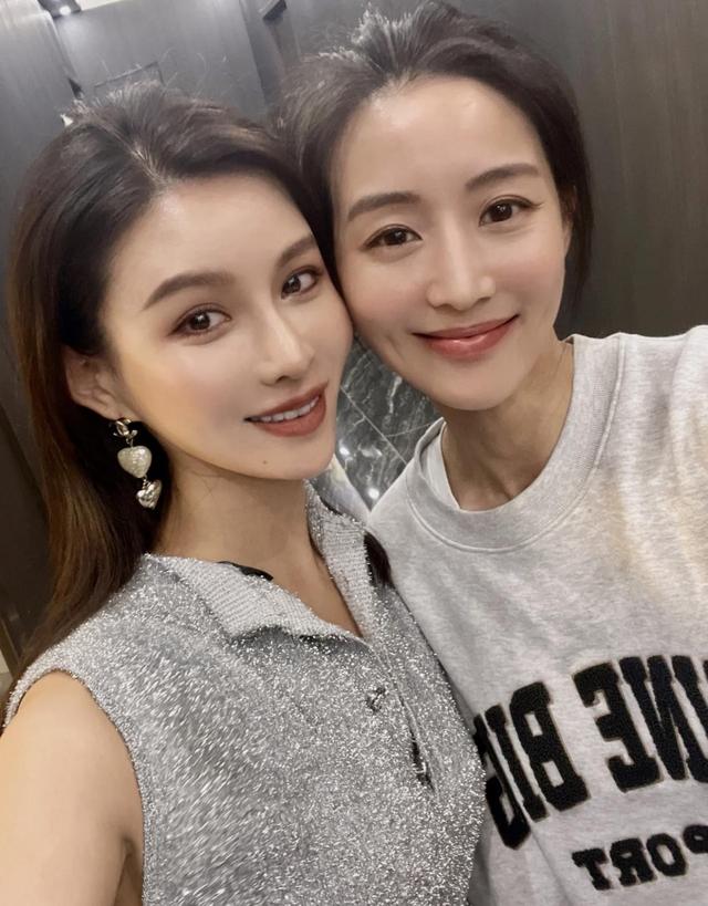 王迅与美女富婆聚餐!豪宅装修大气金碧辉煌,张钧甯全素颜现身