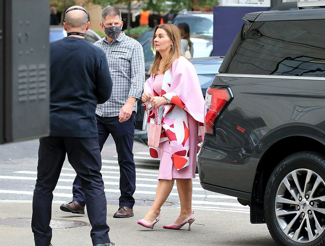 比尔盖茨前妻闪耀出街!一身粉裙尽显富婆范,25岁女儿蕾丝裙好美