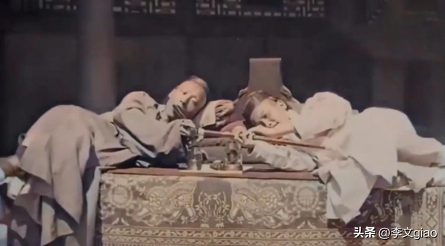 20张屈辱照片:德国女犯一丝不挂被枪决,被拍卖的大胸女人