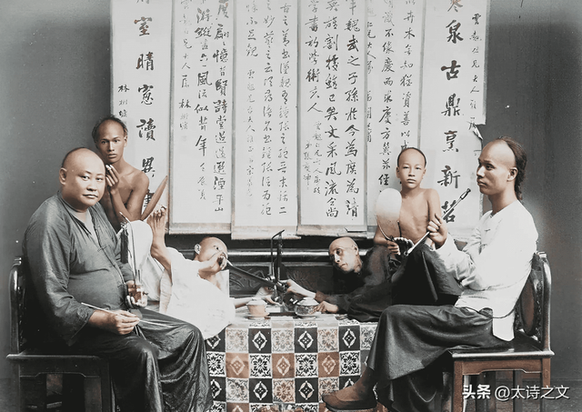 卑鄙龌龊老照片:青楼女子妖娆多姿,妇女露胸喂奶被孩子撕扯衣服