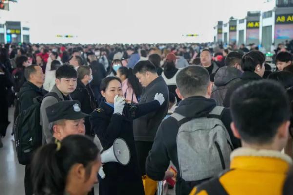 连续三天,成都东站出发人次全国最多!今日出行要注意