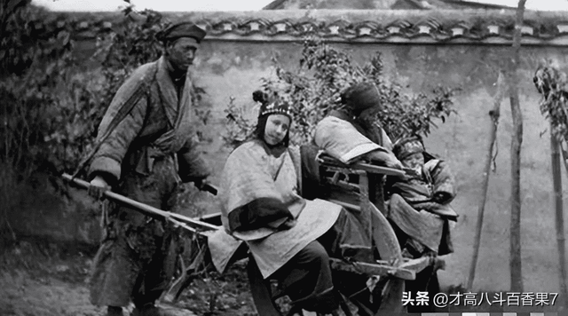 卑鄙龌龊老照片:青楼女子妖娆多姿,妇女露胸喂奶被孩子撕扯衣服