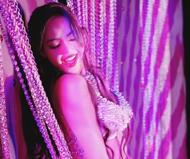 Lisa被指丰臀过度,盲目追求欧美风比例失调,还没被豪门男友承认