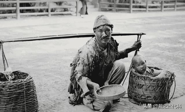 卑鄙龌龊老照片:青楼女子妖娆多姿,妇女露胸喂奶被孩子撕扯衣服