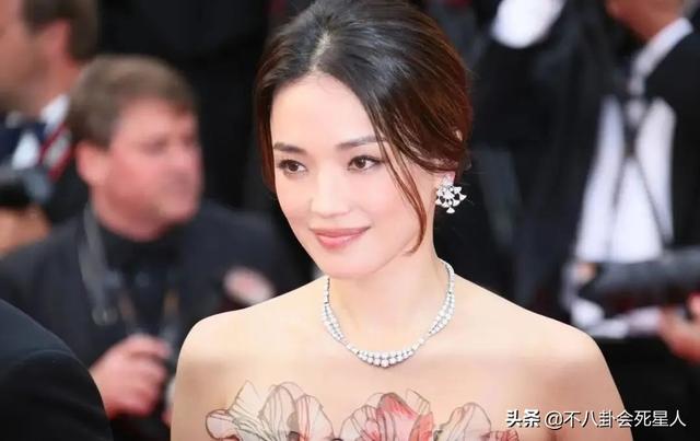 精修的是神颜,生图满脸痘,痘坑、黑眼圈、长斑,明星没那么美