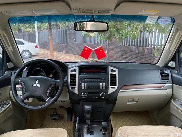 落地70万,老款帕杰罗用车分享,车主:四驱很不错,城市油耗14L