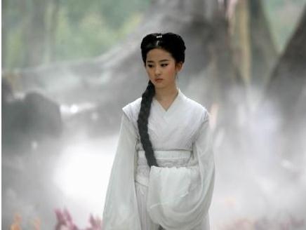 女明星都难驾驭的素衣白裳,李若彤仙气,而她穿的像只鸟