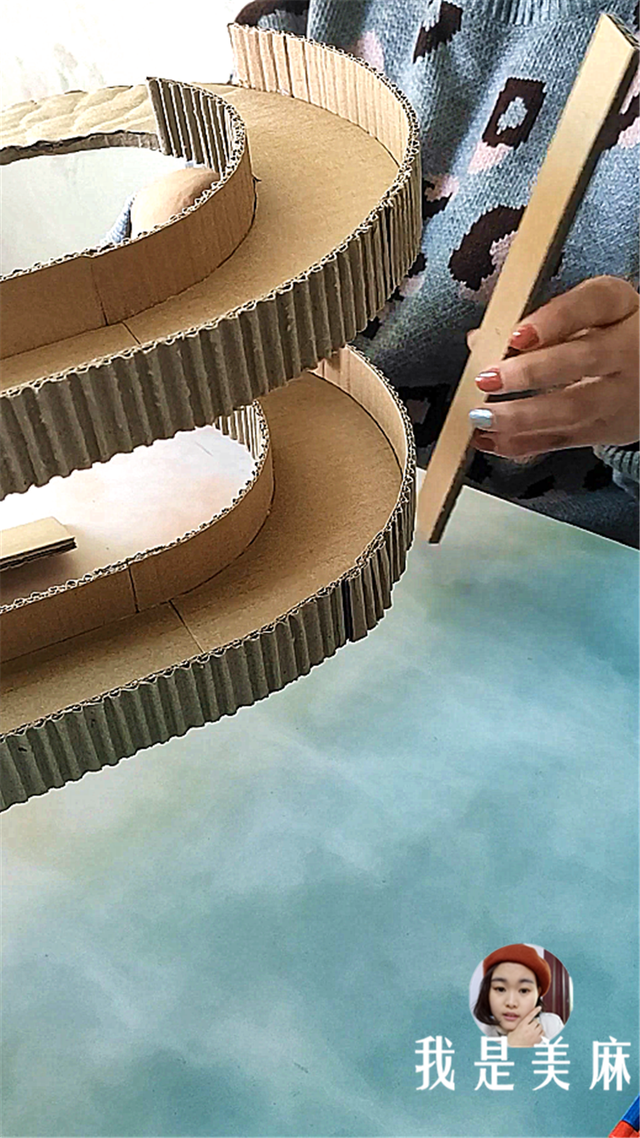 妈妈用废纸箱给儿子做了个汽车轨道,步骤超简单,看完先收藏了