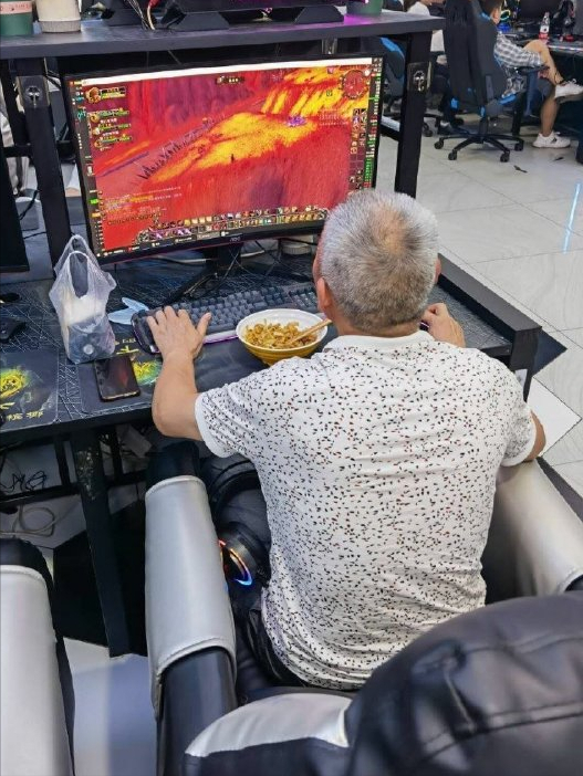 爆笑时刻!网吧推出小姐姐“陪玩游戏”服务,生意不火都不可能