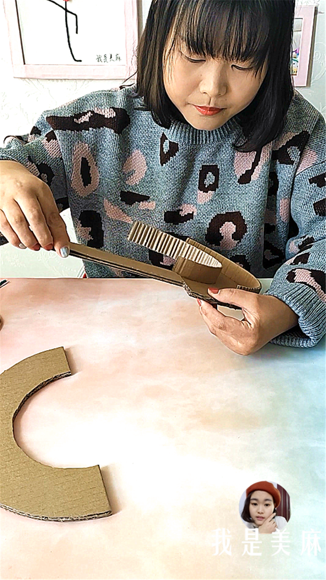 妈妈用废纸箱给儿子做了个汽车轨道,步骤超简单,看完先收藏了