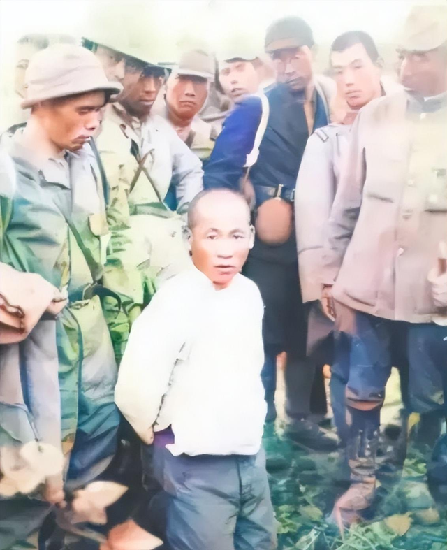 卑鄙龌龊老照片:青楼女子妖娆多姿,妇女露胸喂奶被孩子撕扯衣服