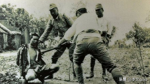 20张屈辱照片:德国女犯一丝不挂被枪决,被拍卖的大胸女人