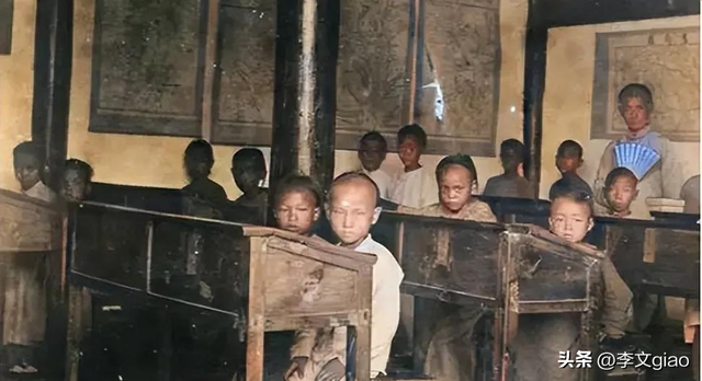 20张屈辱照片:德国女犯一丝不挂被枪决,被拍卖的大胸女人