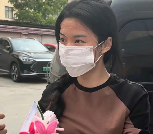 看吐了!耳屎、头屑、油头,就没见过这么邋遢的女明星!