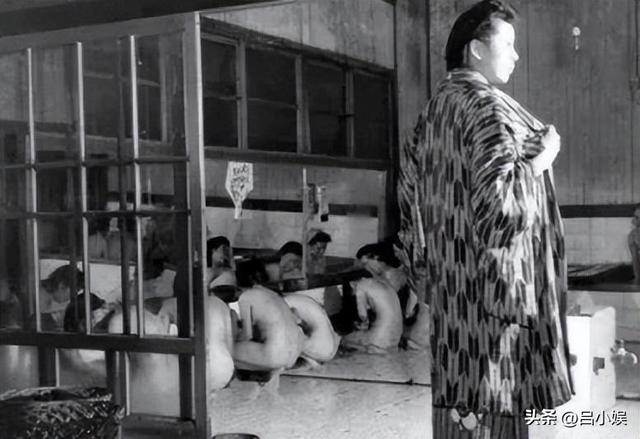 罕见照片:日本女人竟如此开放大胆,女学生脱光衣服全身赤裸上课