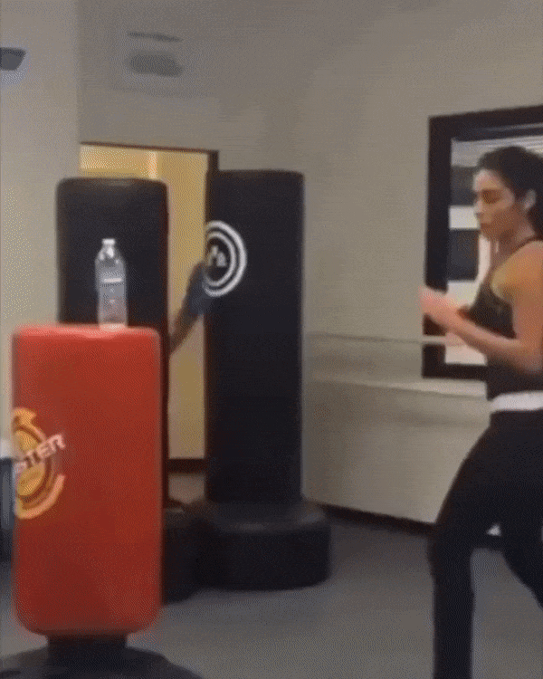 爆笑时刻!网吧推出小姐姐“陪玩游戏”服务,生意不火都不可能