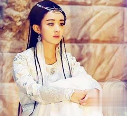 女明星都难驾驭的素衣白裳,李若彤仙气,而她穿的像只鸟
