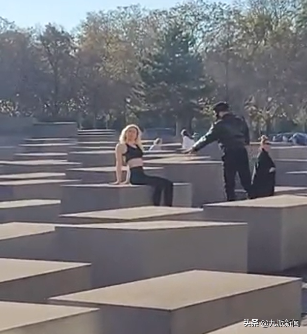 德国女子着性感露脐装在柏林大屠杀纪念馆拍照引众怒:不尊重历史