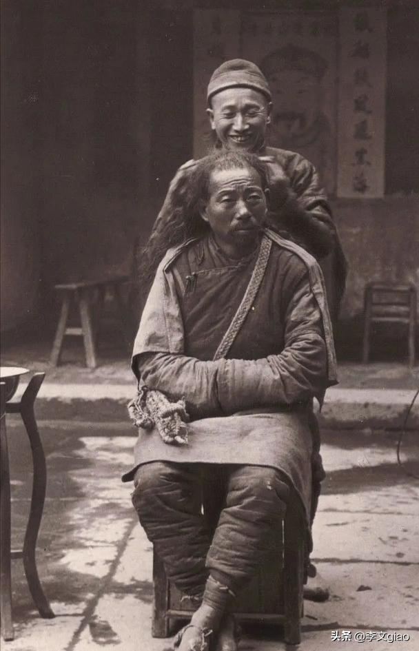 20张屈辱照片:德国女犯一丝不挂被枪决,被拍卖的大胸女人