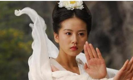 女明星都难驾驭的素衣白裳,李若彤仙气,而她穿的像只鸟