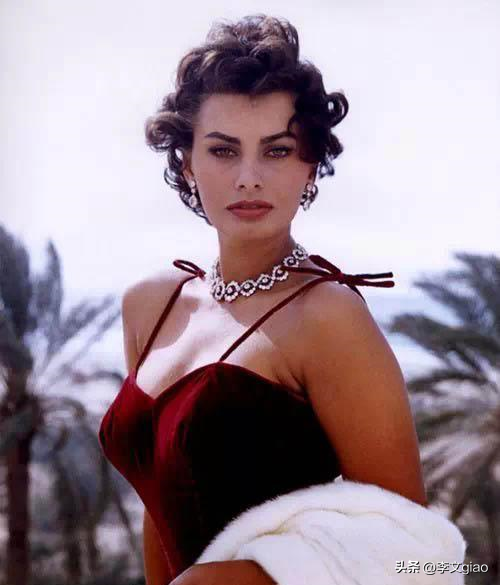 20张屈辱照片:德国女犯一丝不挂被枪决,被拍卖的大胸女人