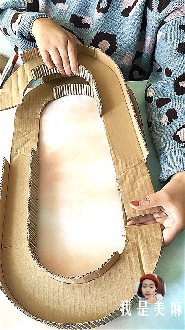 妈妈用废纸箱给儿子做了个汽车轨道,步骤超简单,看完先收藏了