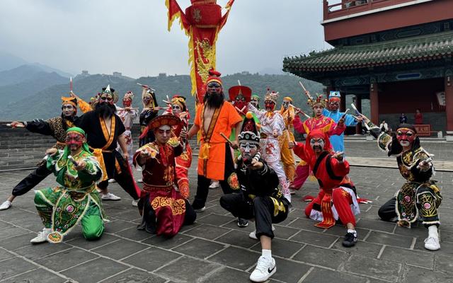 新闻8点见丨千里骑行后,父亲的“心事”;北京新春游园会攻略来啦