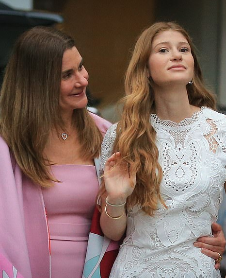 比尔盖茨前妻闪耀出街!一身粉裙尽显富婆范,25岁女儿蕾丝裙好美