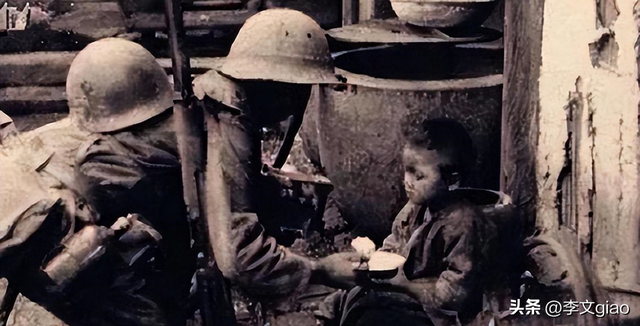 20张屈辱照片:德国女犯一丝不挂被枪决,被拍卖的大胸女人