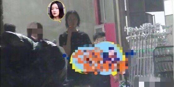 超模杜鹃深夜路边抽烟,吞云吐雾动作熟练,与男友人热聊好娇羞